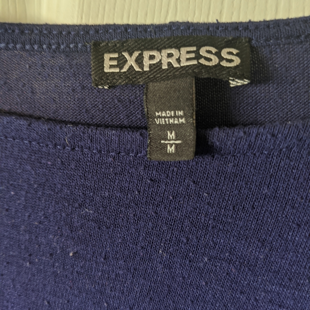 Blue long sleeves shirt.
